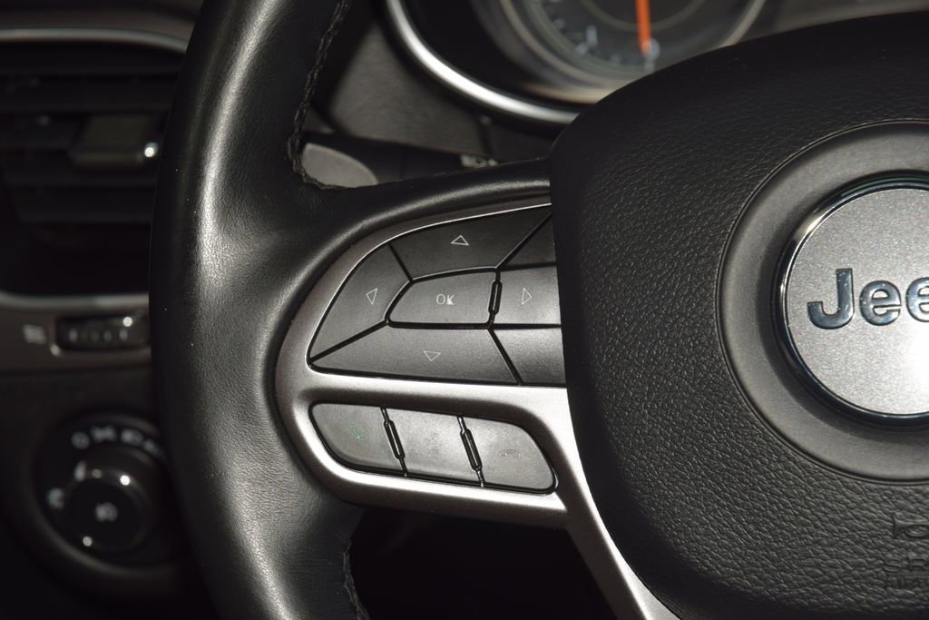 Used 2019 Jeep Cherokee Latitude w/ Cold Weather Group image 33