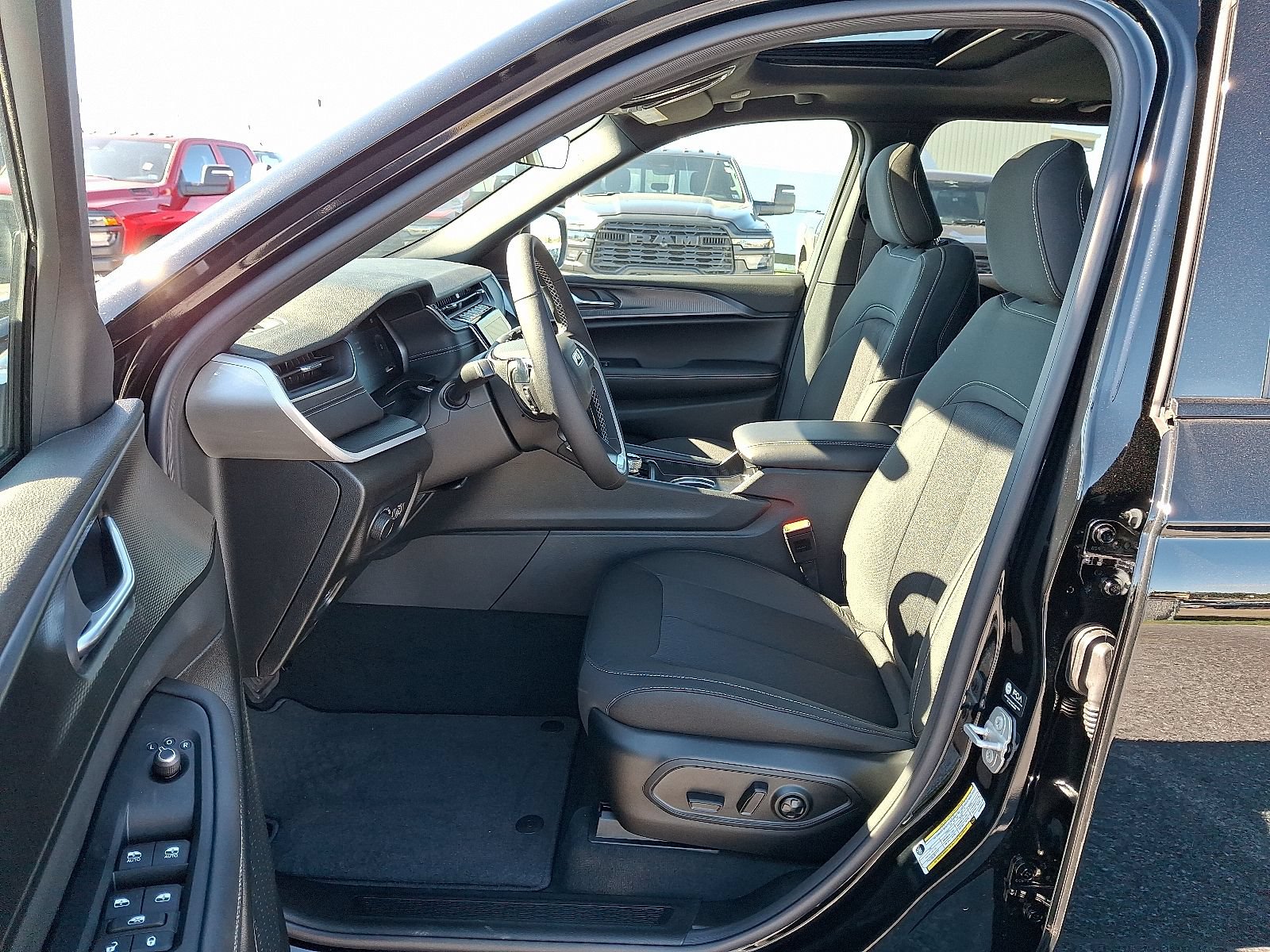 New 2025 Jeep Grand Cherokee Laredo w/ Luxury Tech Group I image 7