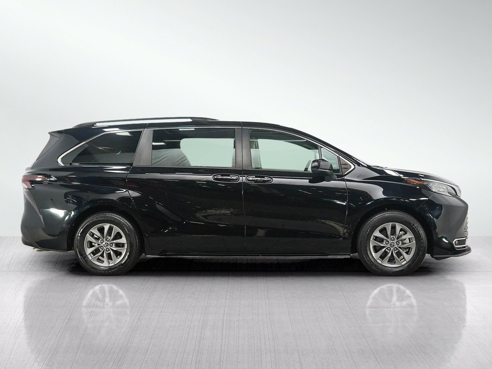 Used 2023 Toyota Sienna XLE w/ XLE Plus Package AWD/4WD image 6