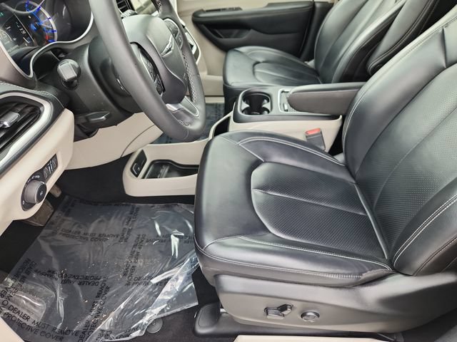Used 2023 Chrysler Pacifica Touring-L FWD image 7