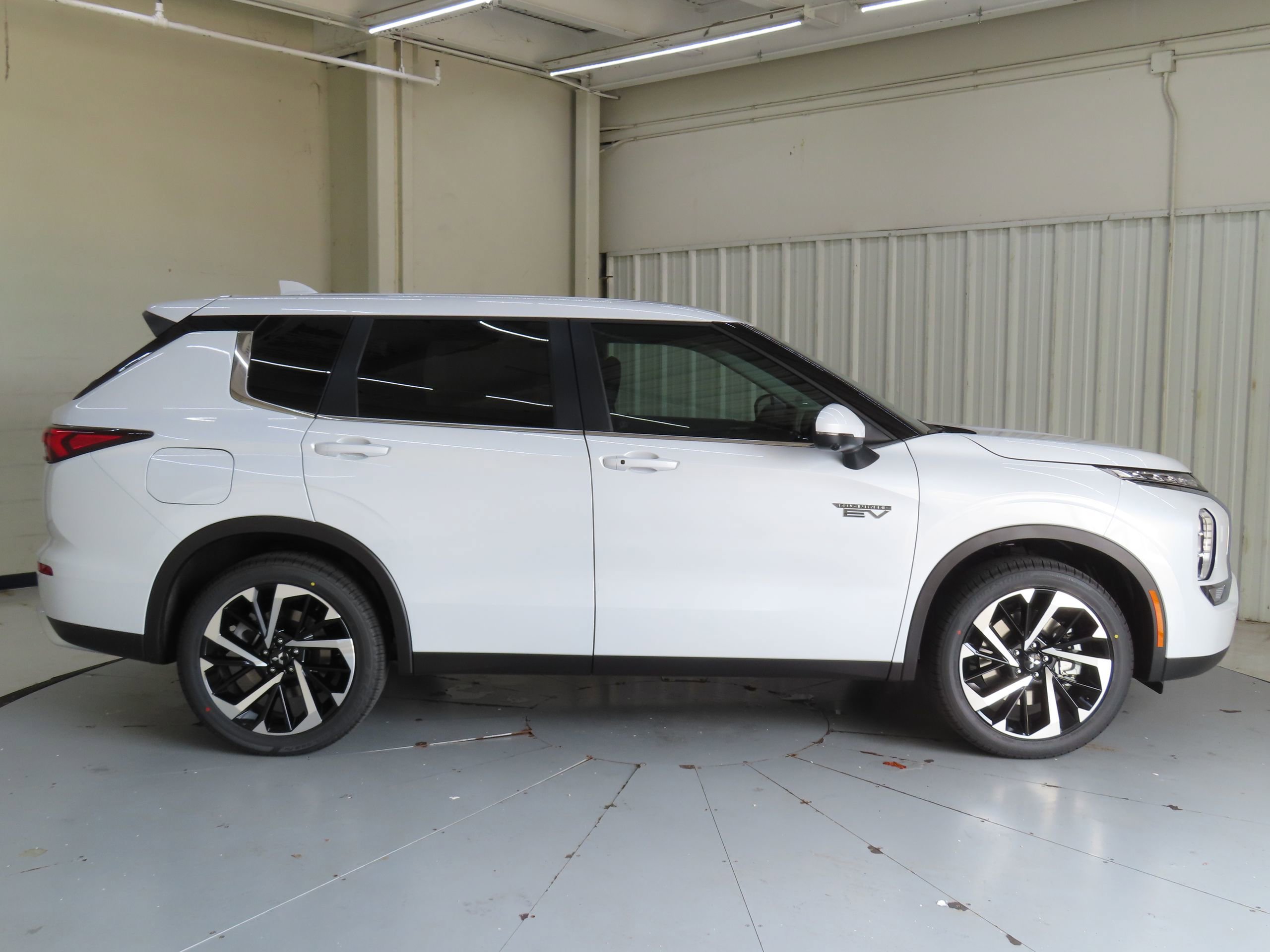 New 2025 Mitsubishi Outlander SE image 2