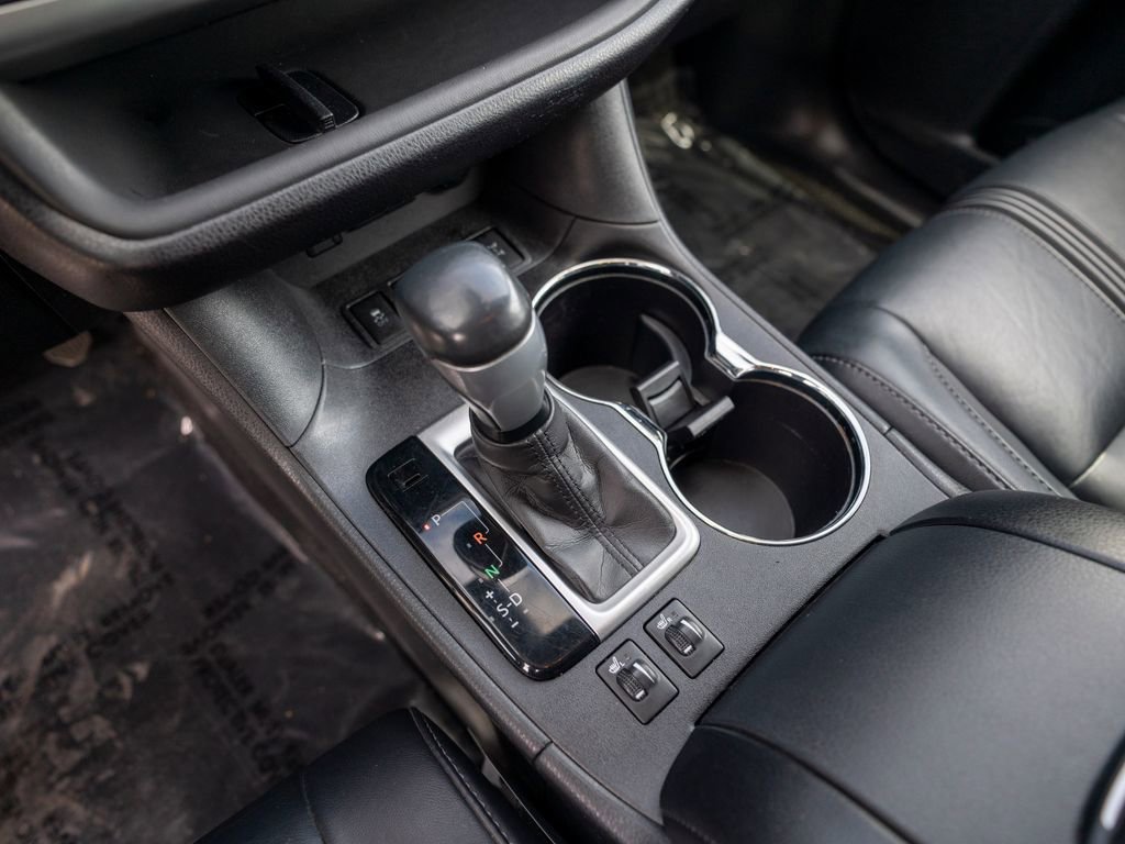 Used 2017 Toyota Highlander SE image 28