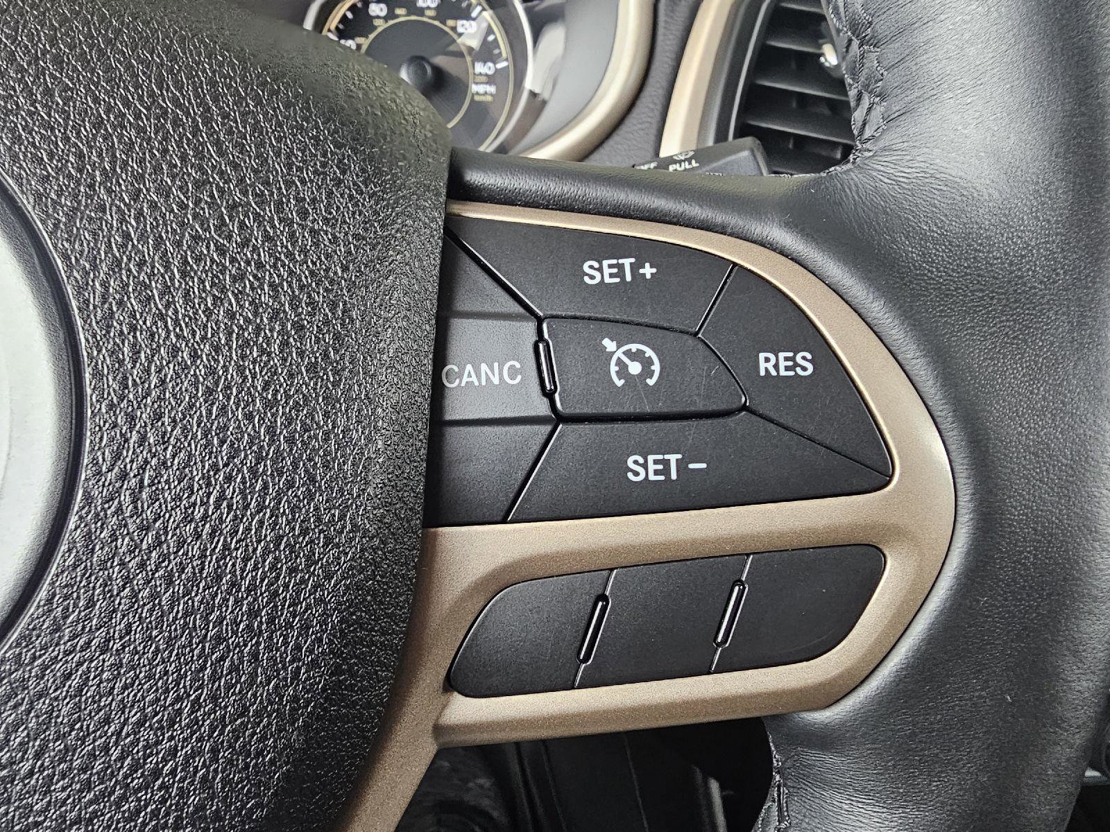 Used 2017 Jeep Cherokee Limited image 23