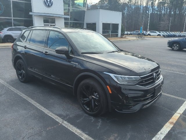 Certified 2024 Volkswagen Tiguan SE R-Line image 3