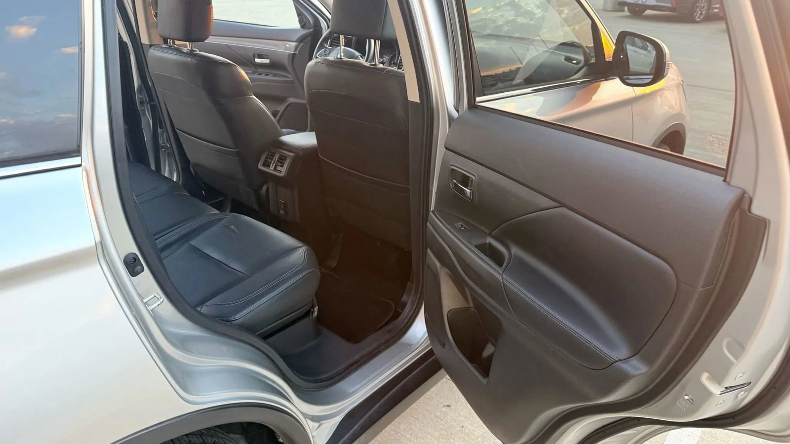 Used 2020 Mitsubishi Outlander SE image 20