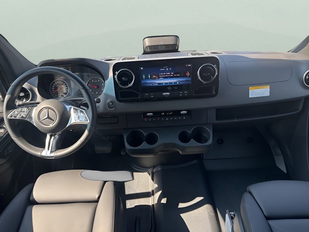 Used 2025 Mercedes-Benz Sprinter 2500 image 11