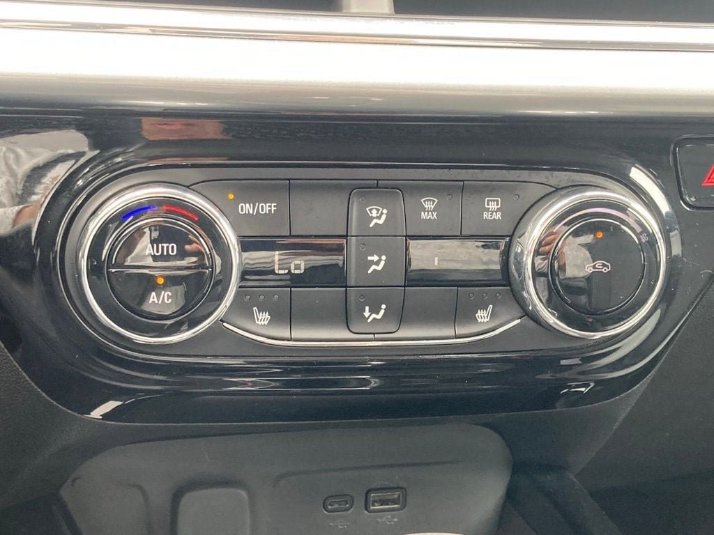 Used 2025 Chevrolet Trax LT w/ LT Convenience Package FWD image 21