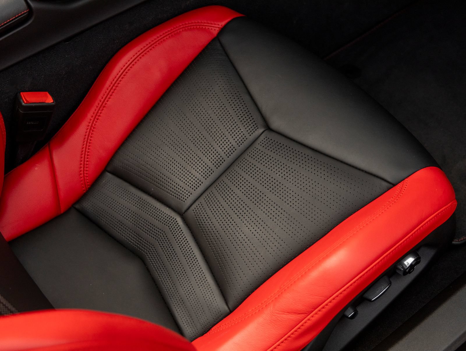Used 2021 Chevrolet Corvette Stingray Preferred Conv w/ Z51 Performance Package RWD image 32