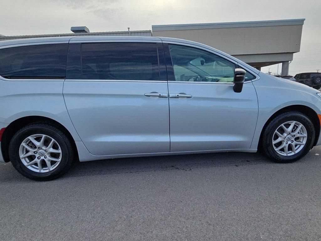 Used 2024 Chrysler Pacifica Touring-L FWD image 4