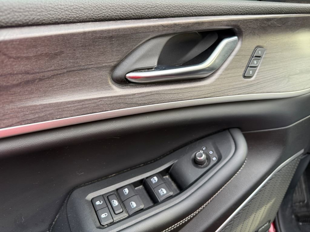 Used 2023 Jeep Grand Cherokee L Limited w/ Luxury Tech Group II image 10