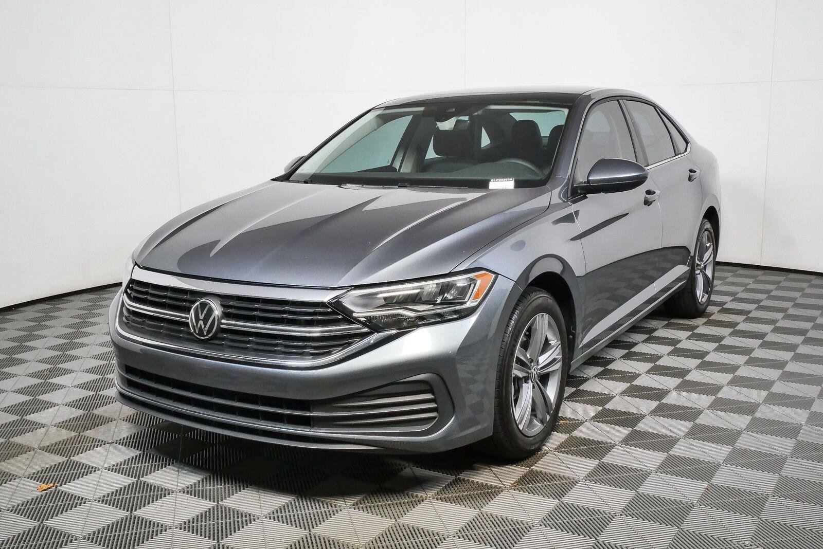 Used 2024 Volkswagen Jetta SE w/ Panoramic Sunroof Package FWD image 1