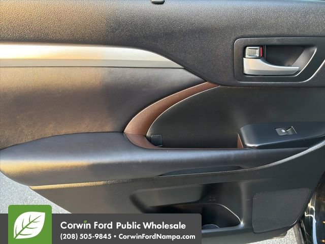 Used 2016 Toyota Highlander XLE image 29