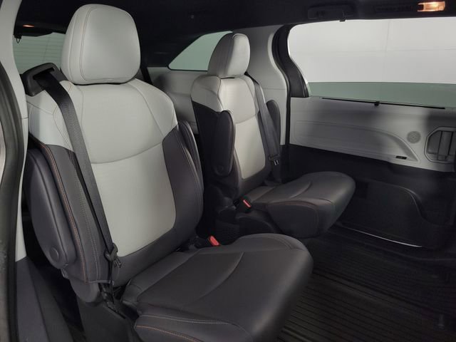 Used 2022 Toyota Sienna XSE image 17