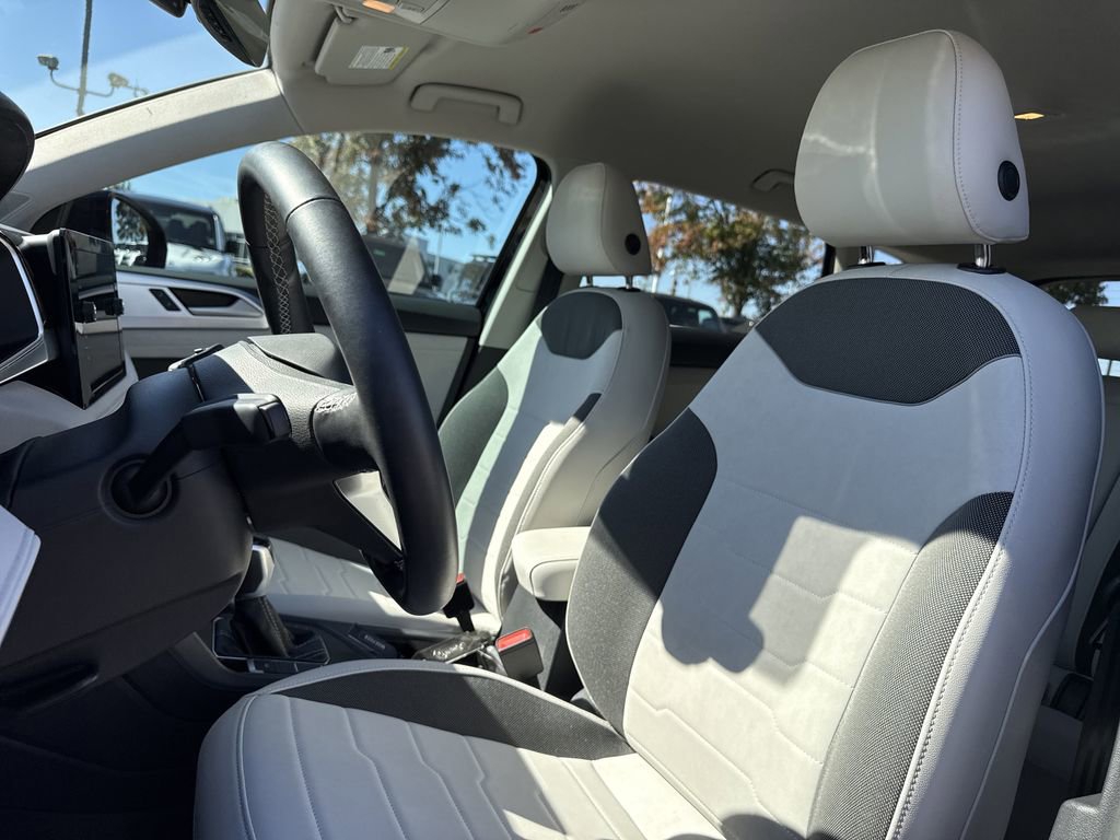 Used 2025 Volkswagen Taos SE image 18