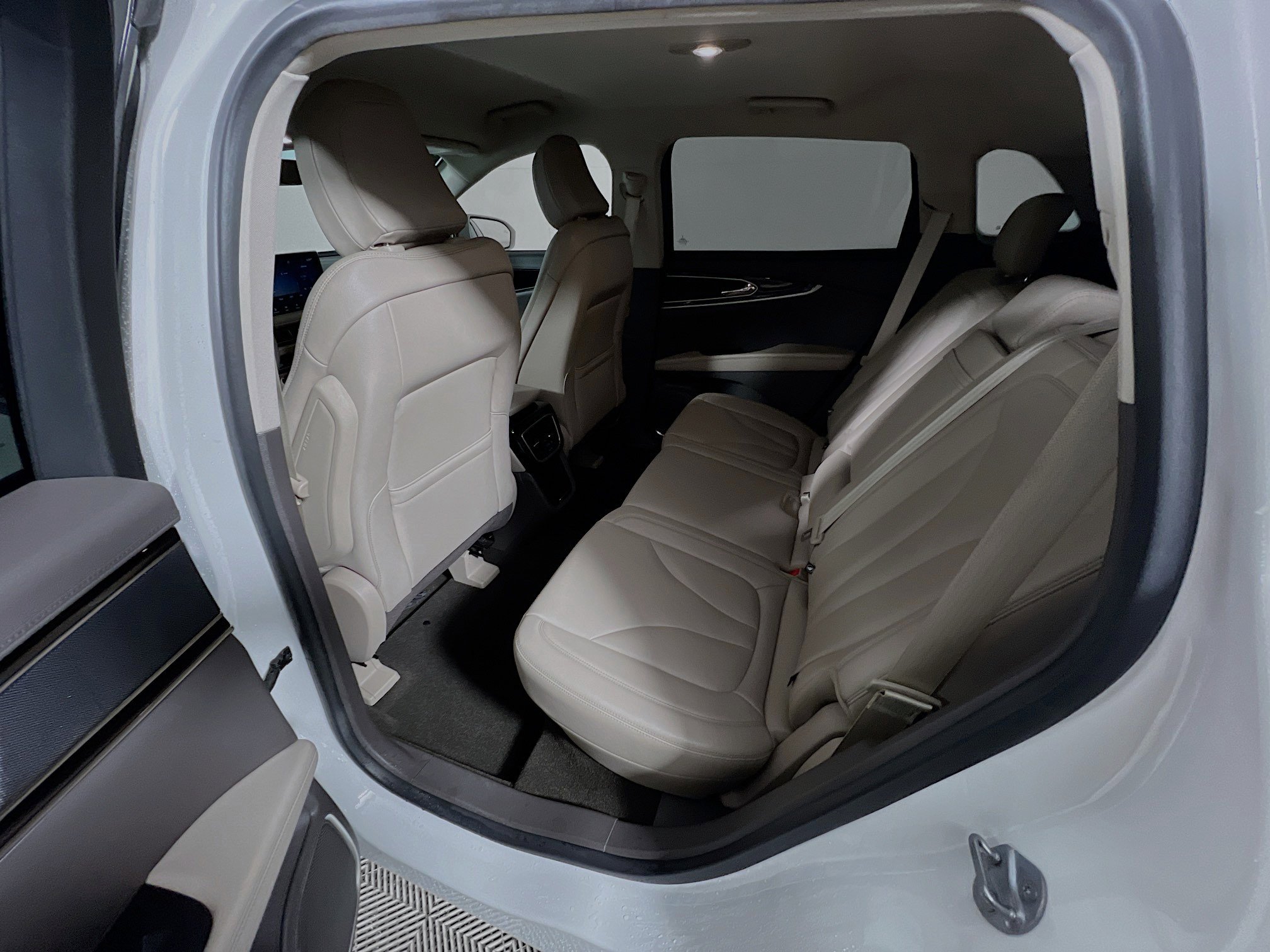 Used 2022 Lincoln Nautilus FWD w/ Premium Package image 29