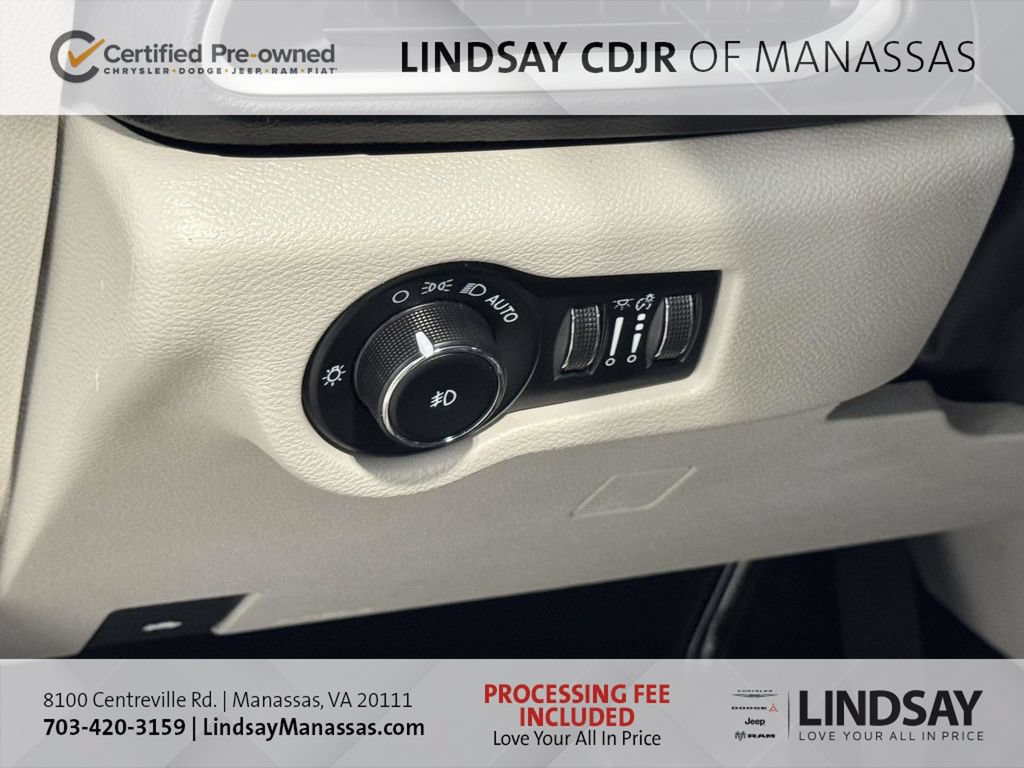 Used 2023 Chrysler Pacifica Touring-L FWD image 29