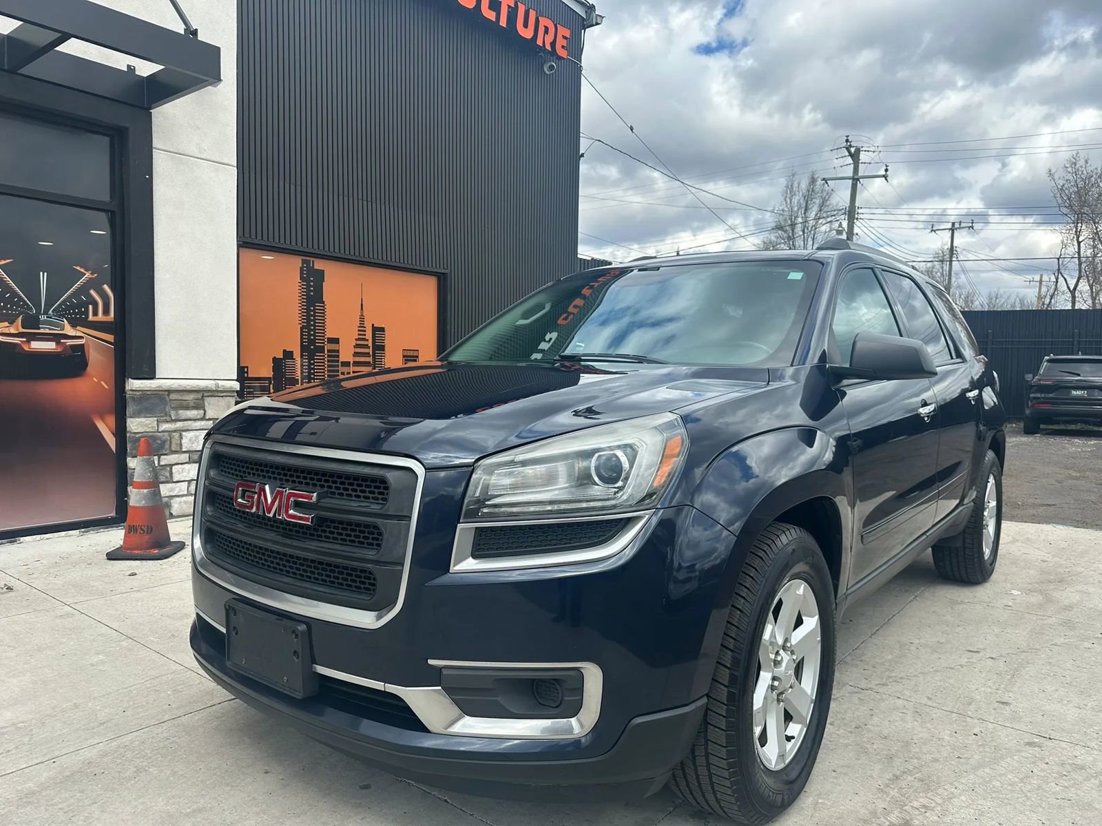 Used 2015 GMC Acadia SLE image 1