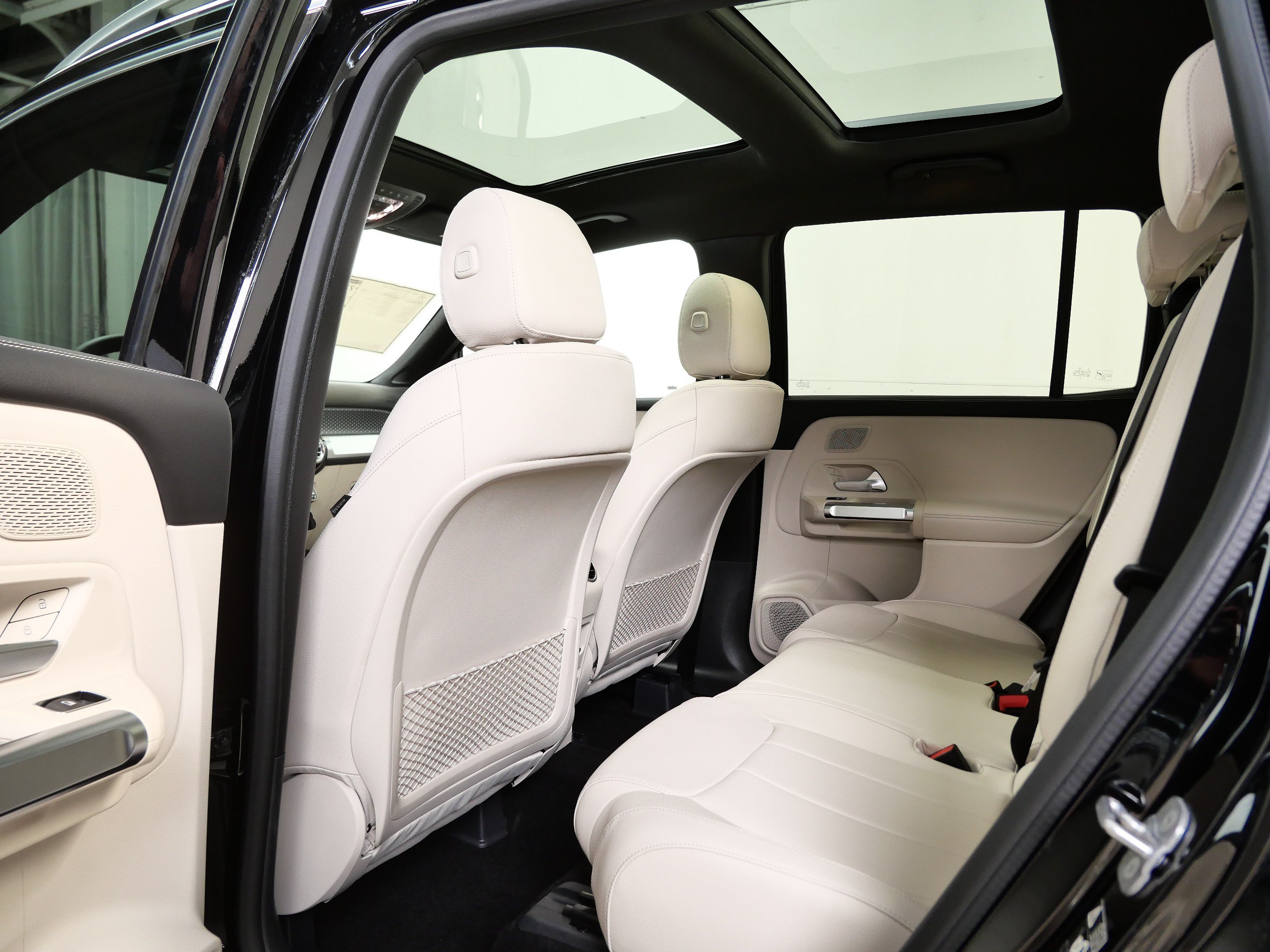 New 2026 Mercedes-Benz GLB 250 4MATIC image 9