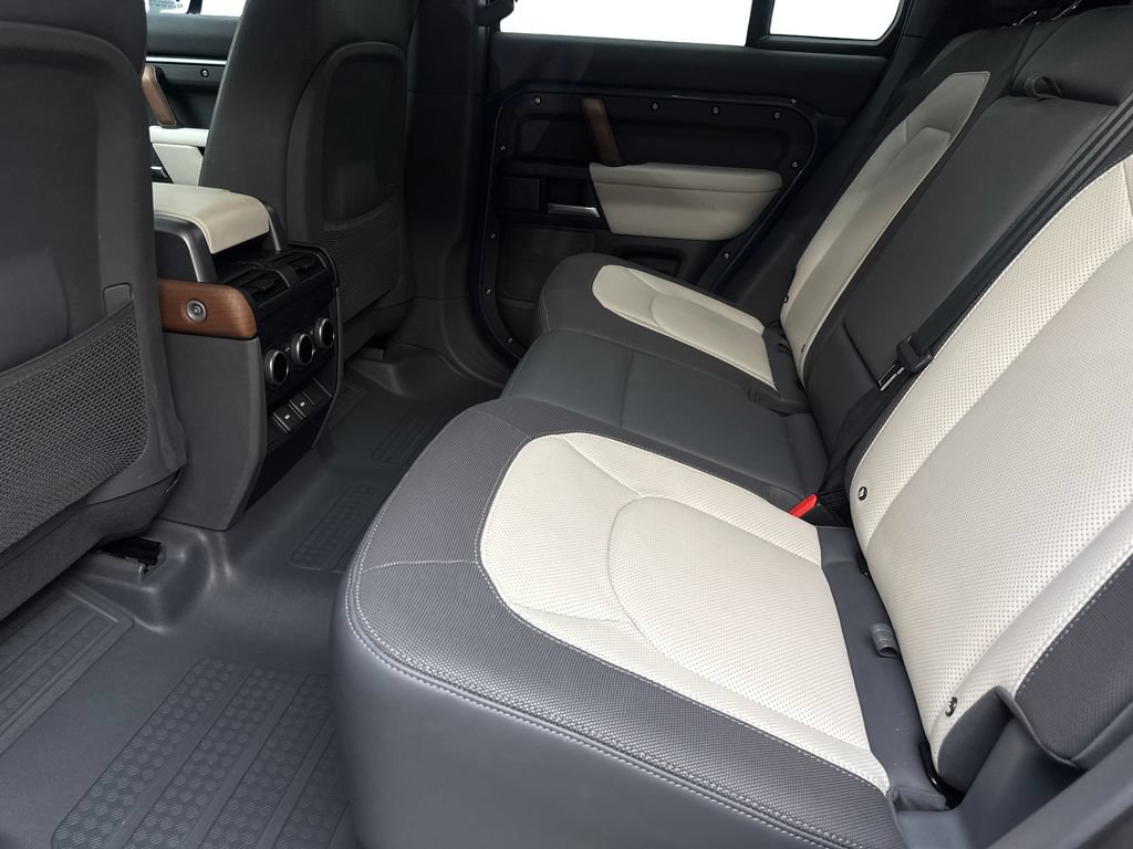 Used 2024 Land Rover Defender 110 X-Dynamic SE AWD/4WD image 33