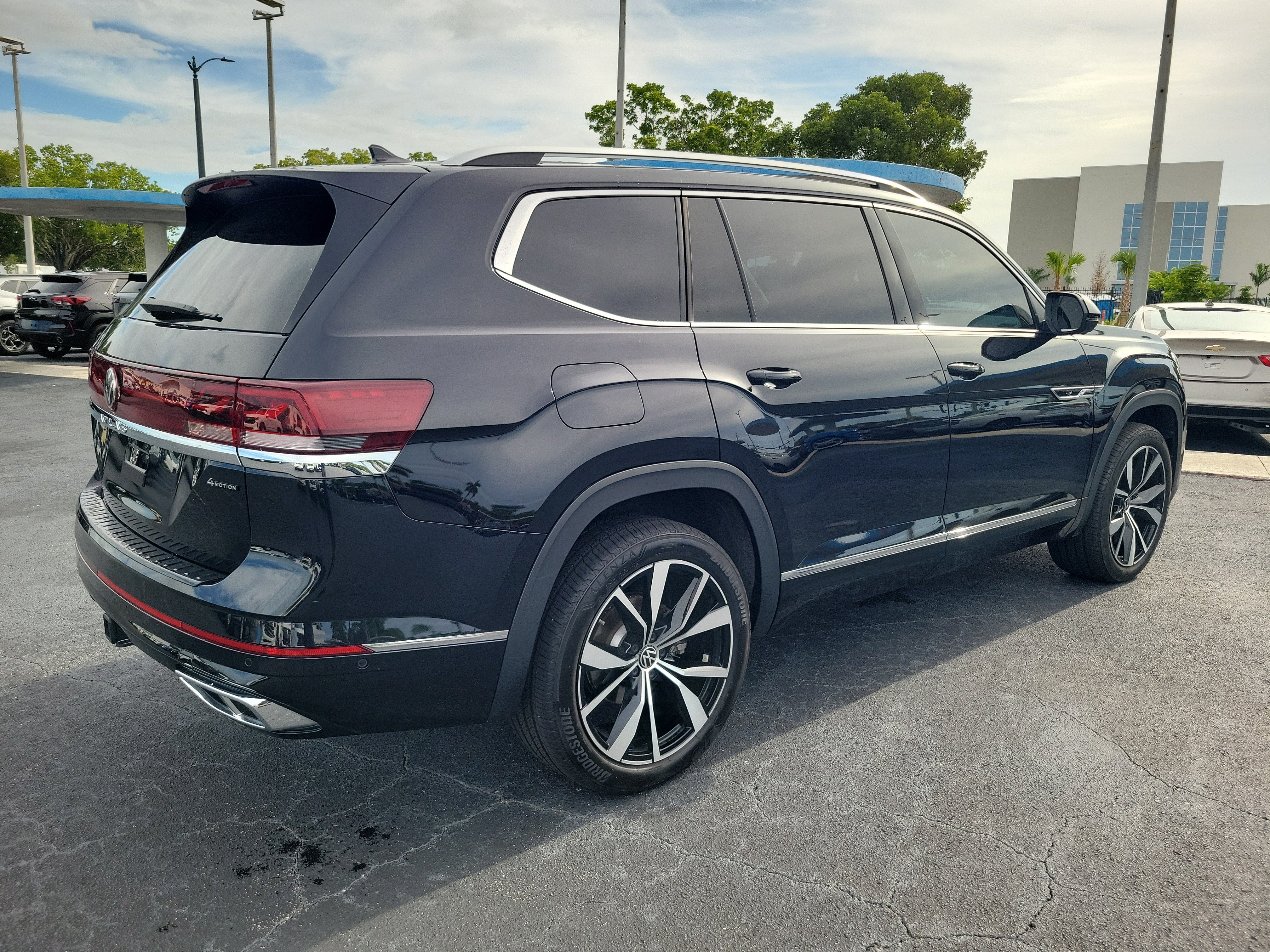 Used 2024 Volkswagen Atlas SEL Premium R-Line AWD/4WD image 4