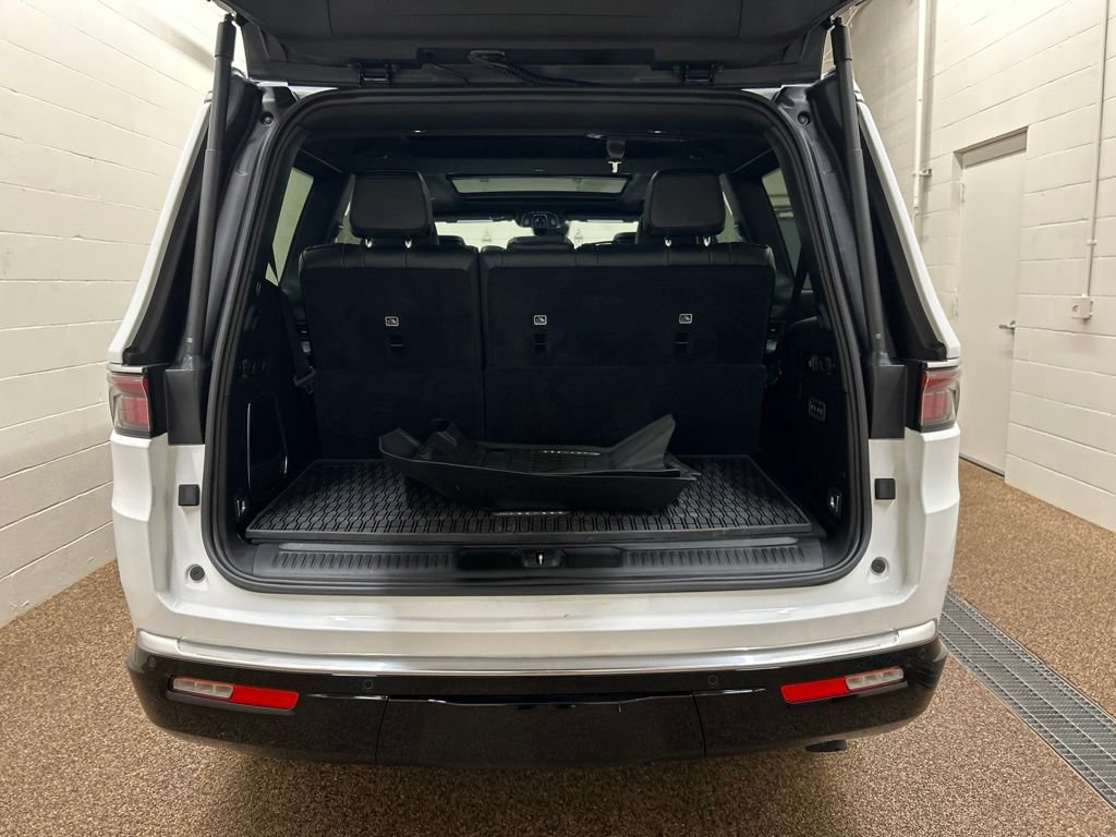 Used 2025 Jeep Wagoneer Series III w/ Premium Group I AWD/4WD image 17