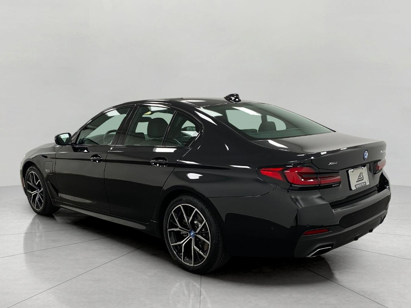 Used 2023 BMW 530e xDrive w/ Executive Package AWD/4WD image 7