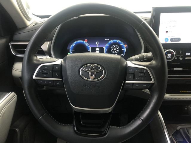 Used 2023 Toyota Highlander Limited image 16