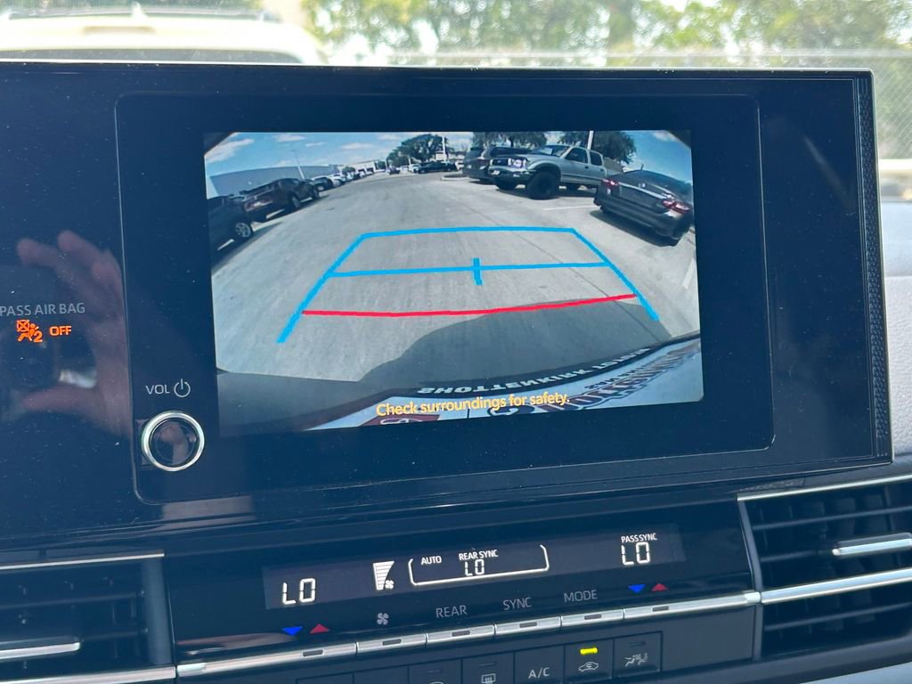 Used 2025 Toyota Sienna LE image 34