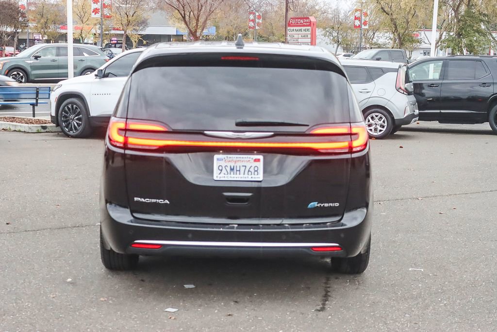 Used 2024 Chrysler Pacifica Select image 3