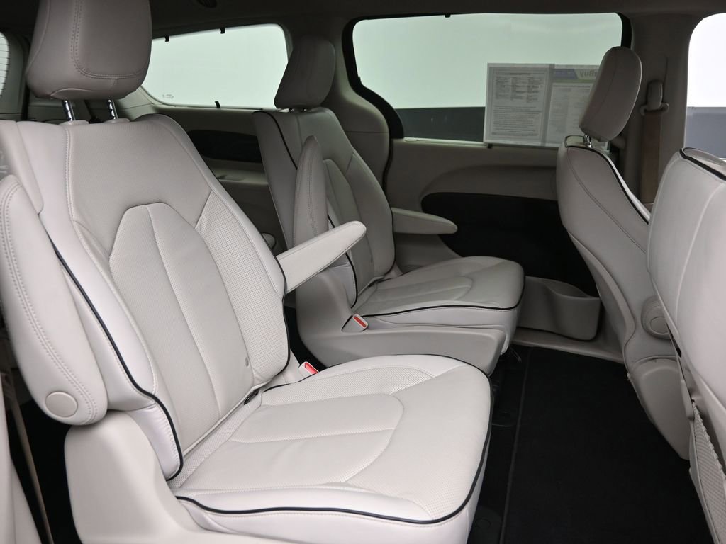 Used 2021 Chrysler Pacifica Limited w/ Premium & Safety Sphere Group image 8