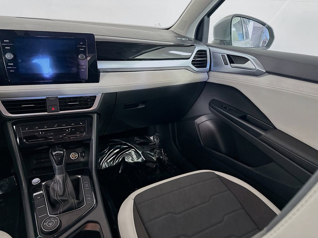 Used 2025 Volkswagen Taos SE image 30