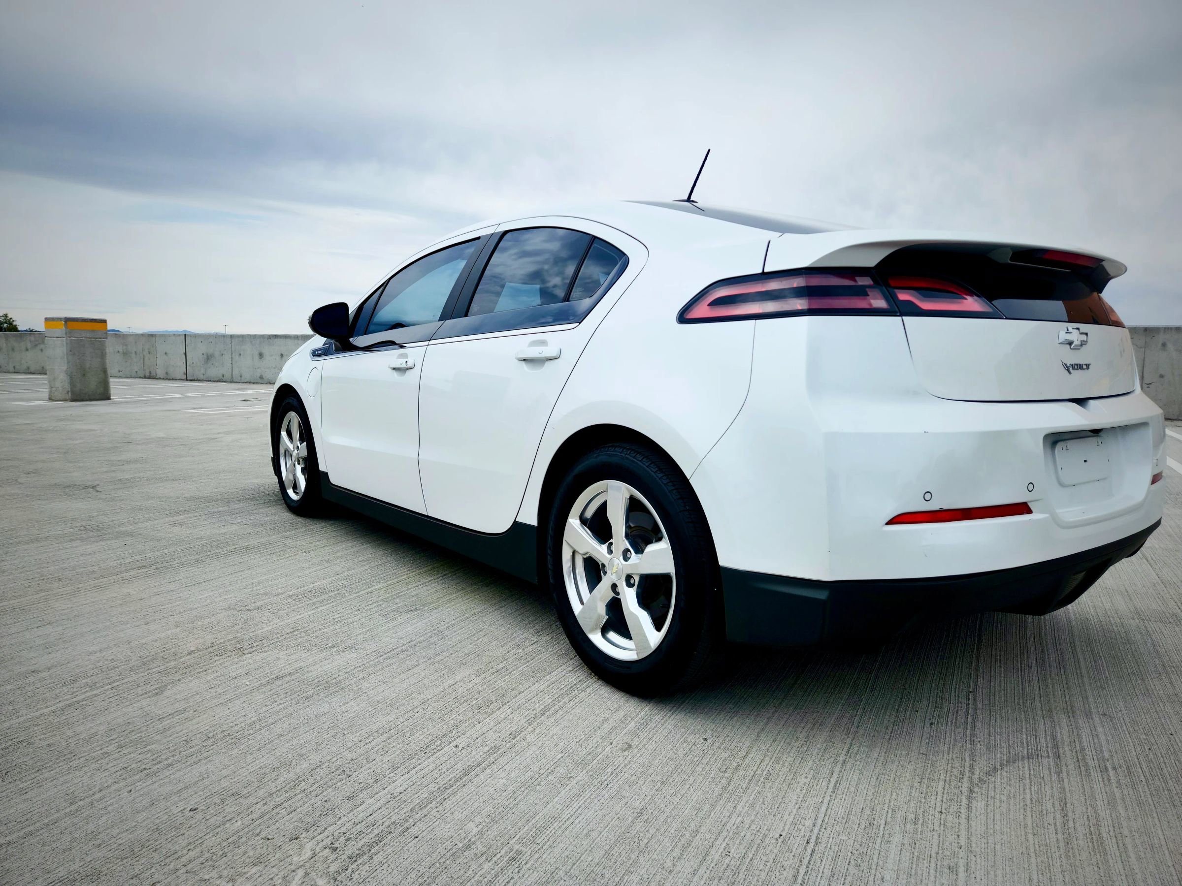 Used 2015 Chevrolet Volt Premium w/ Premium Trim Package FWD image 3