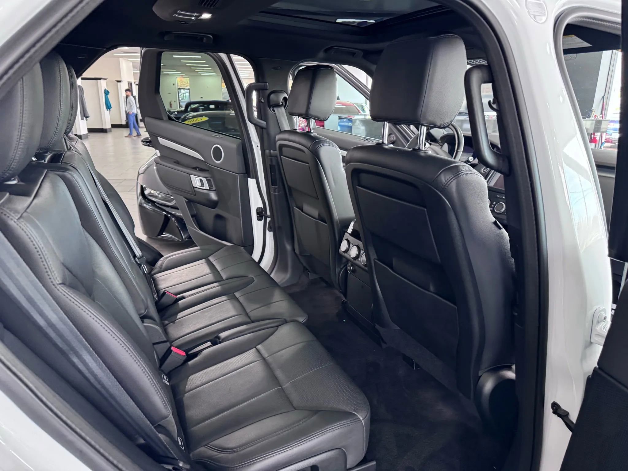 Used 2020 Land Rover Discovery Landmark AWD/4WD image 15
