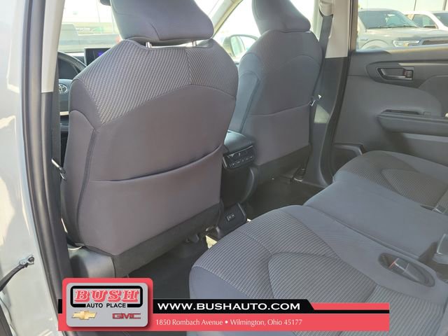 Used 2024 Toyota Highlander LE AWD/4WD image 14