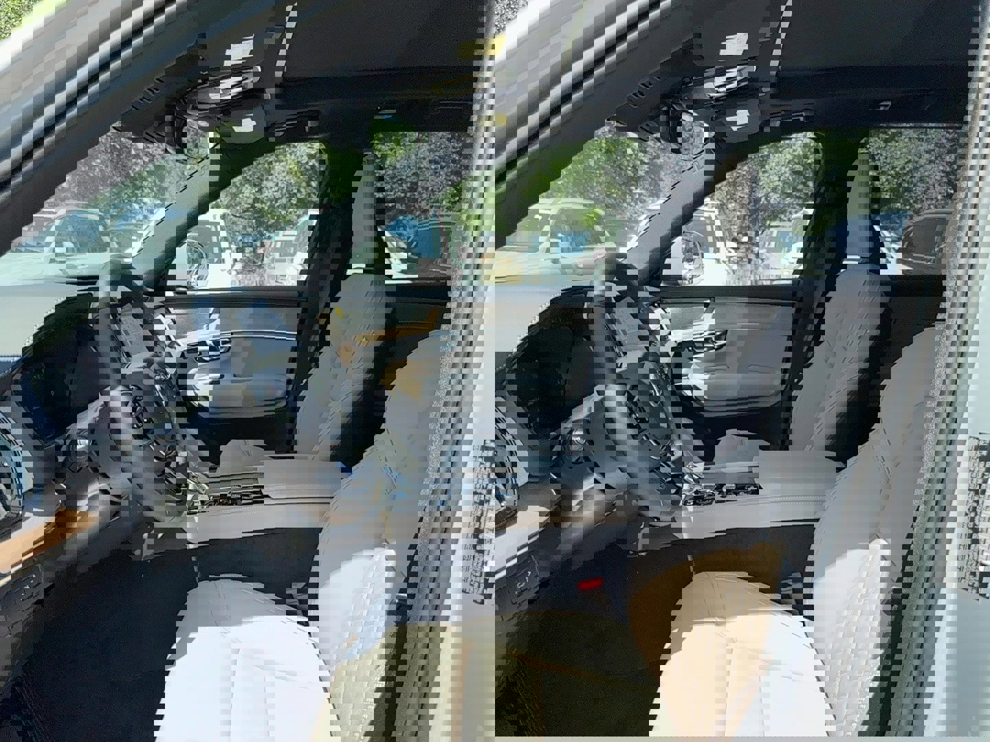 New 2025 Volvo XC90 T8 Plus w/ Protection Package Premier image 11