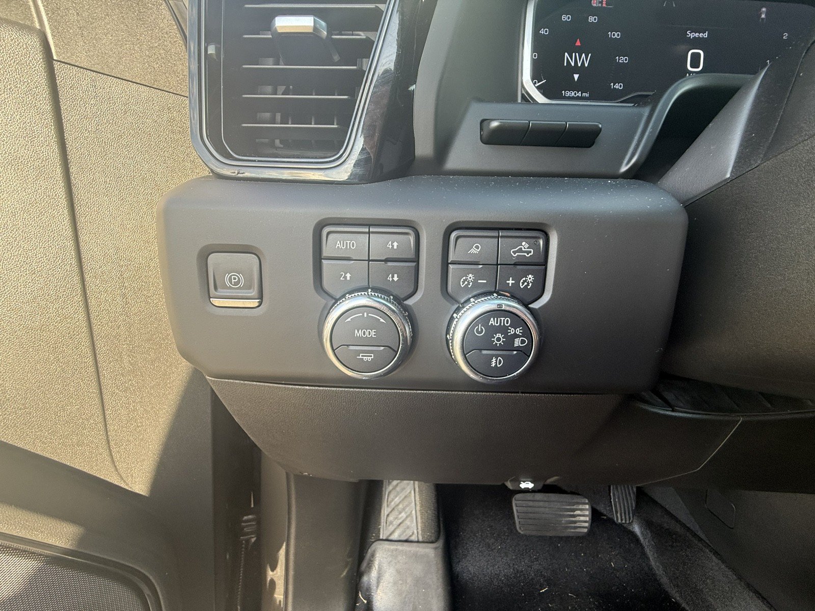 Used 2024 GMC Sierra 1500 AT4 w/ Technology Package AWD/4WD image 25