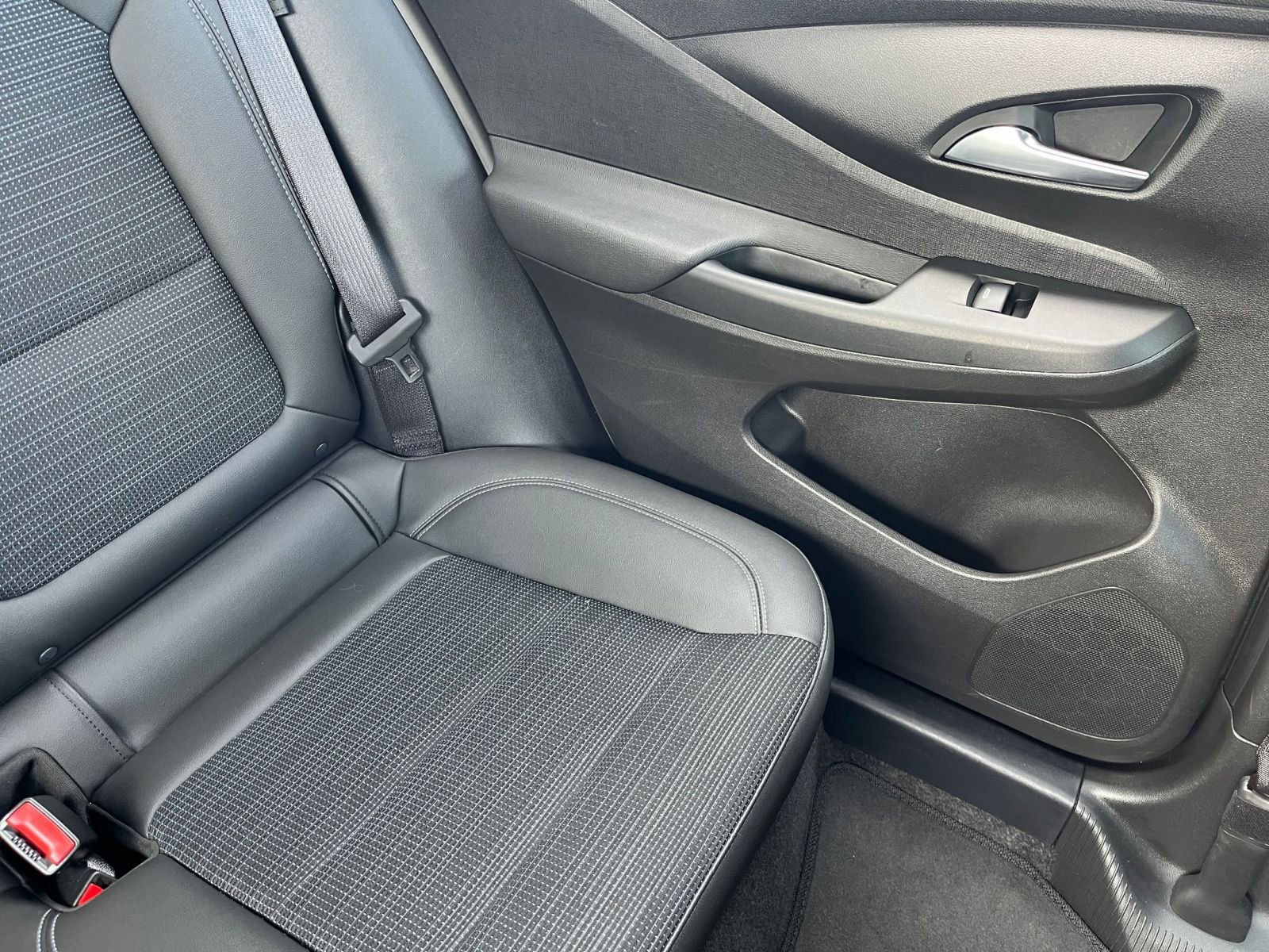 Used 2025 Buick Envista Preferred image 36