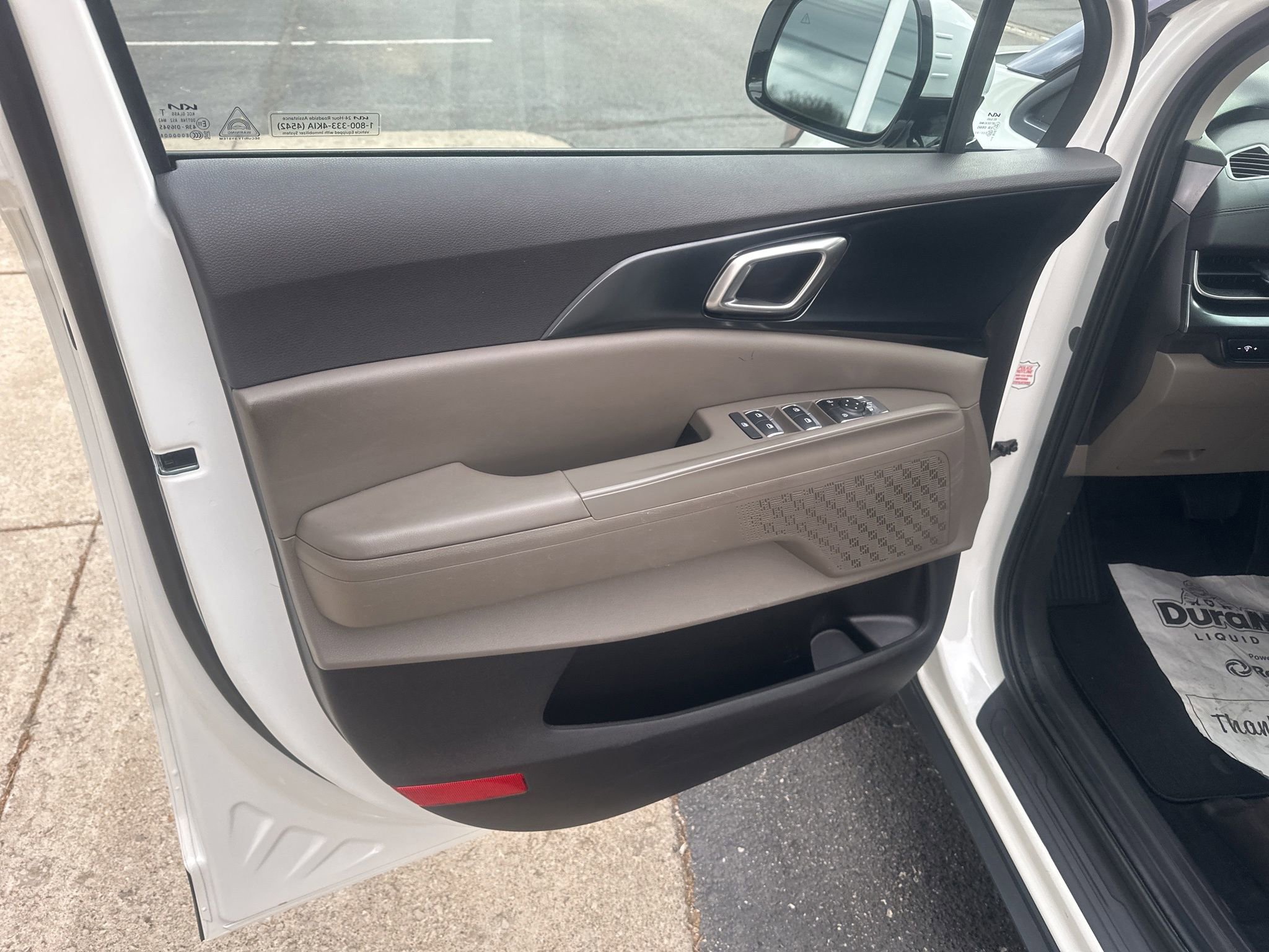 Used 2025 Kia Carnival FWD image 19