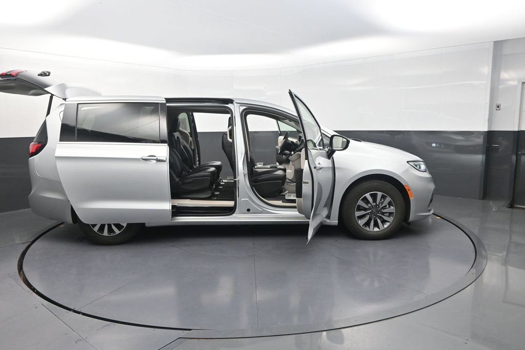 Used 2024 Chrysler Pacifica Limited FWD image 36