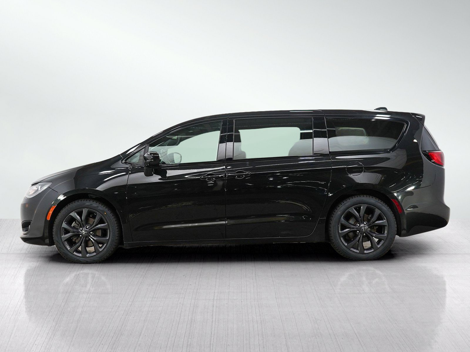 Used 2019 Chrysler Pacifica Touring Plus FWD image 2