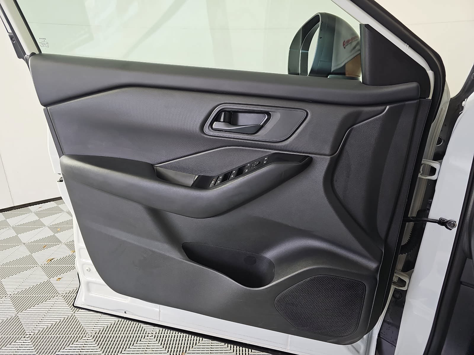 Used 2025 Nissan Rogue S FWD image 25
