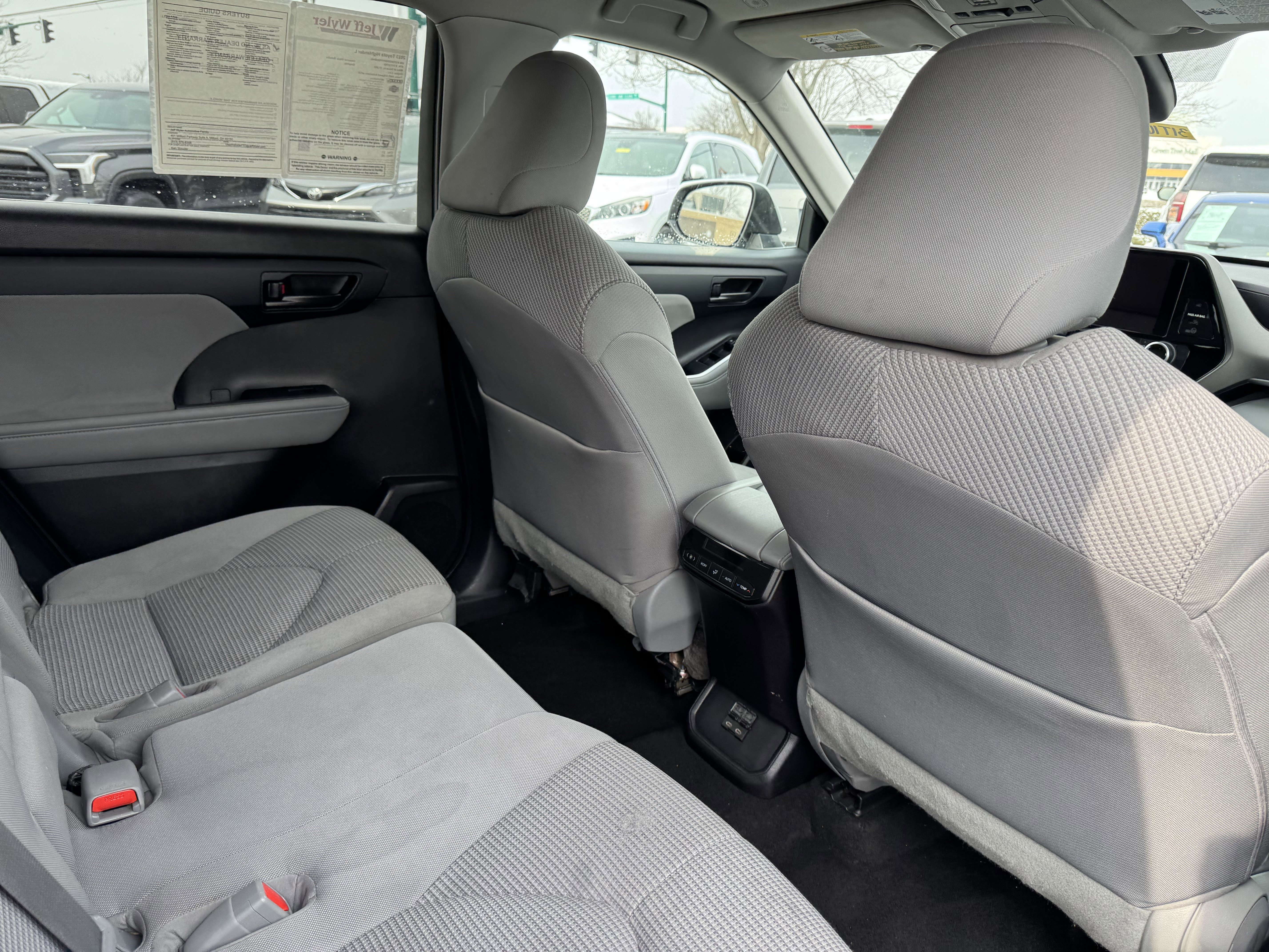 Used 2023 Toyota Highlander L image 34