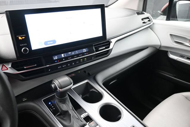 Used 2025 Toyota Sienna XLE FWD image 8