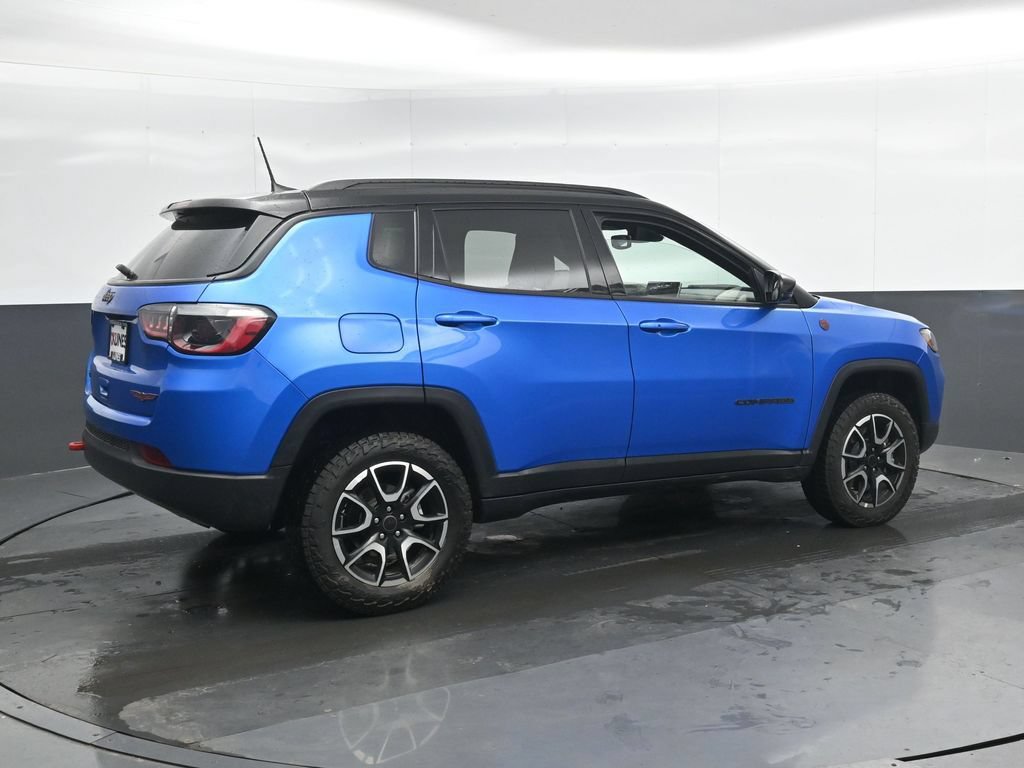 Used 2025 Jeep Compass Trailhawk AWD/4WD image 3