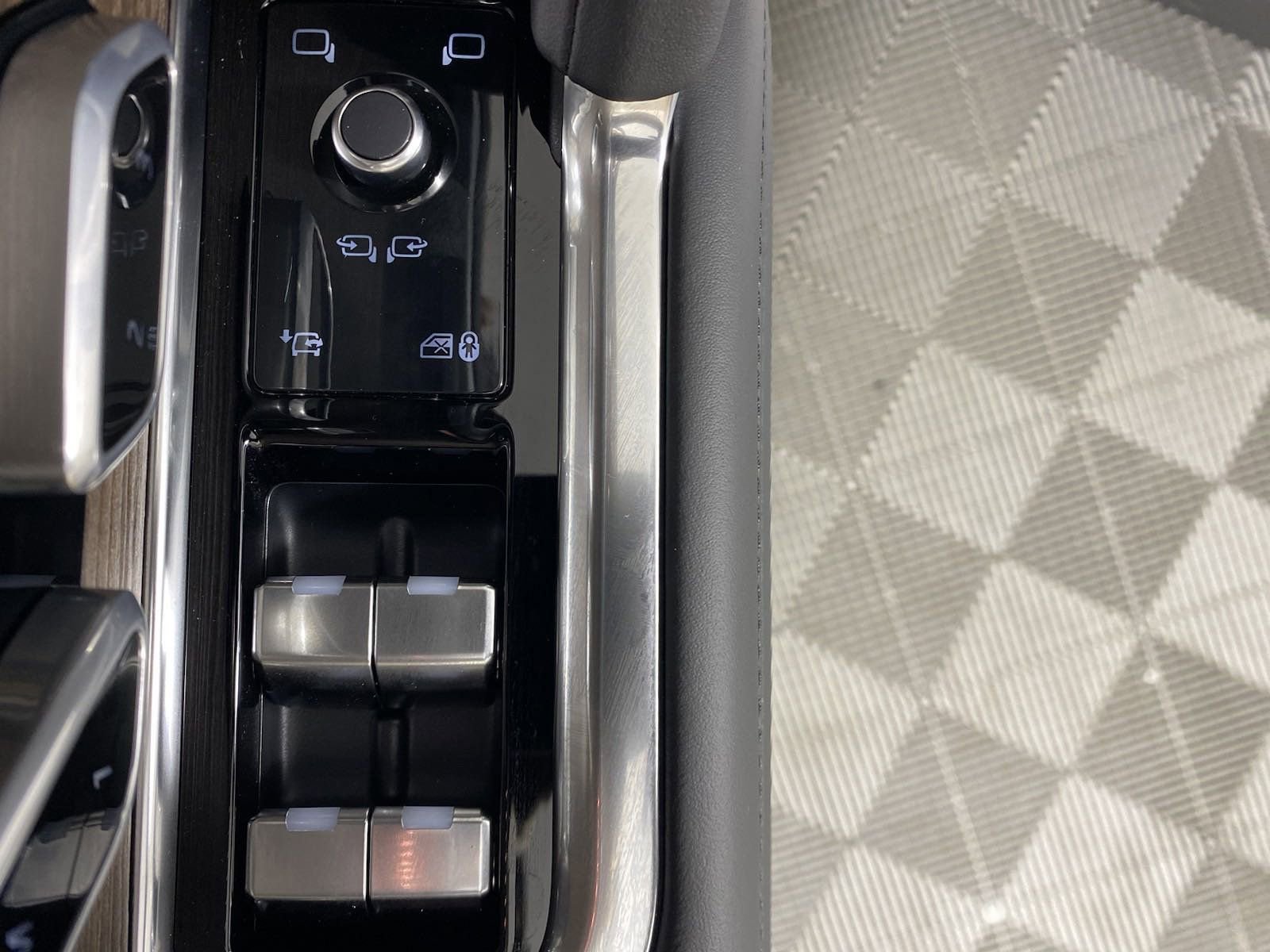 New 2025 Land Rover Range Rover SE image 13