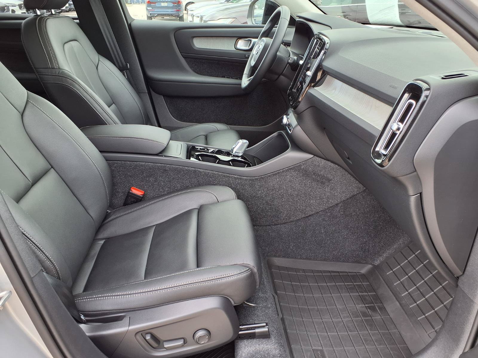 Certified 2025 Volvo XC40 B5 Ultra AWD/4WD image 11