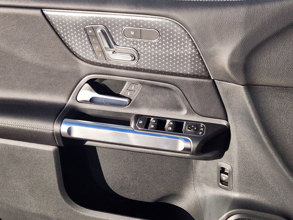 New 2025 Mercedes-Benz GLB 250 4MATIC image 7
