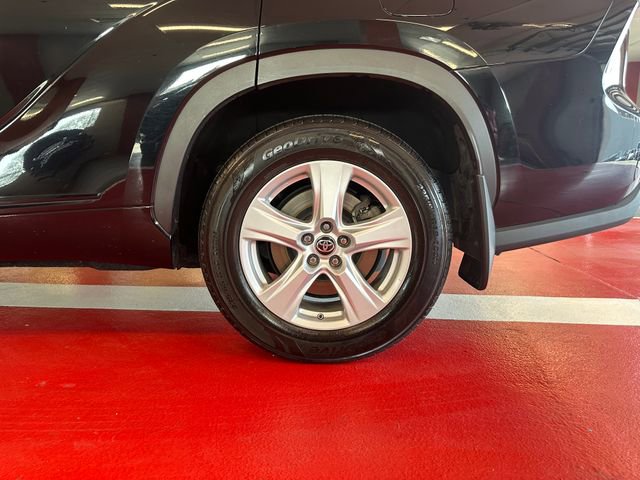 Certified 2021 Toyota Highlander L image 27