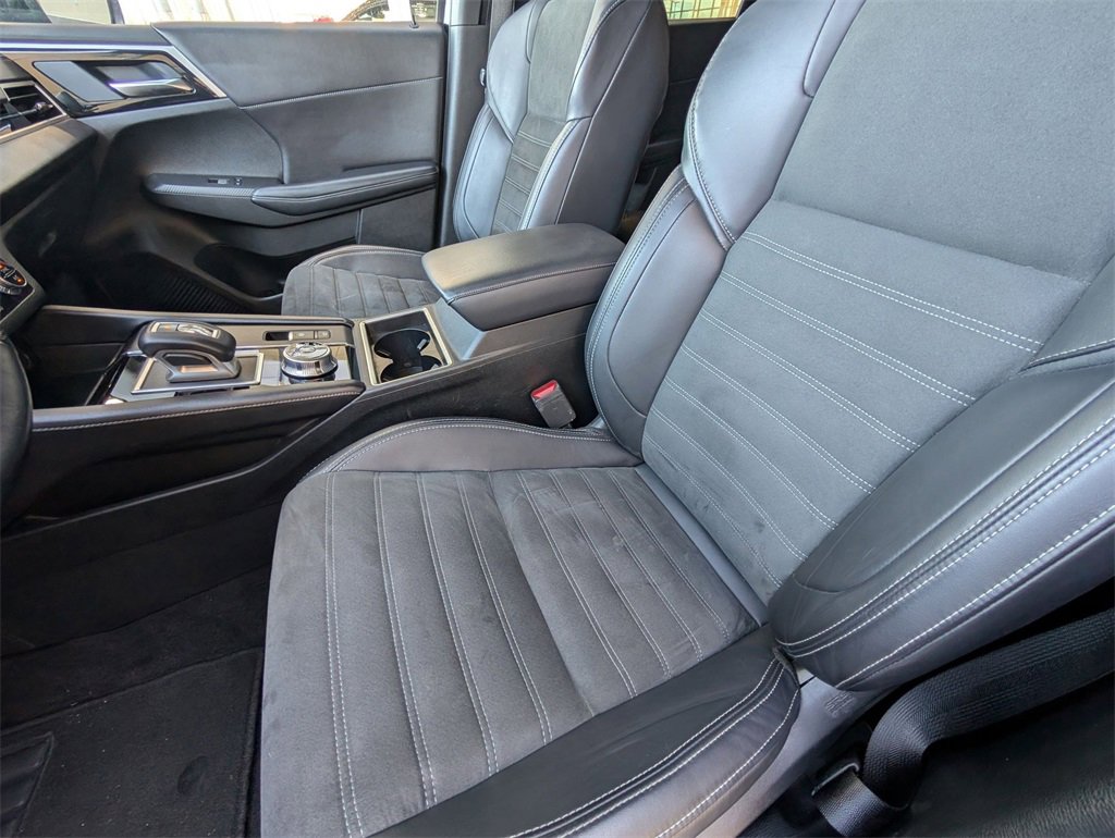 Used 2024 Mitsubishi Outlander SE Black Edition image 12