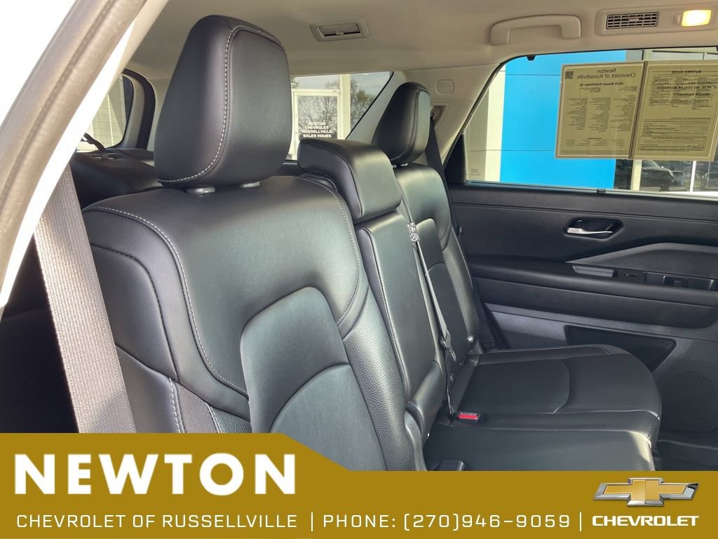 Used 2025 Nissan Pathfinder SL AWD/4WD image 33